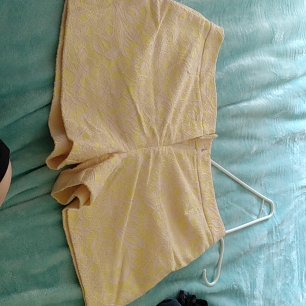 One market shorts, yellow, large